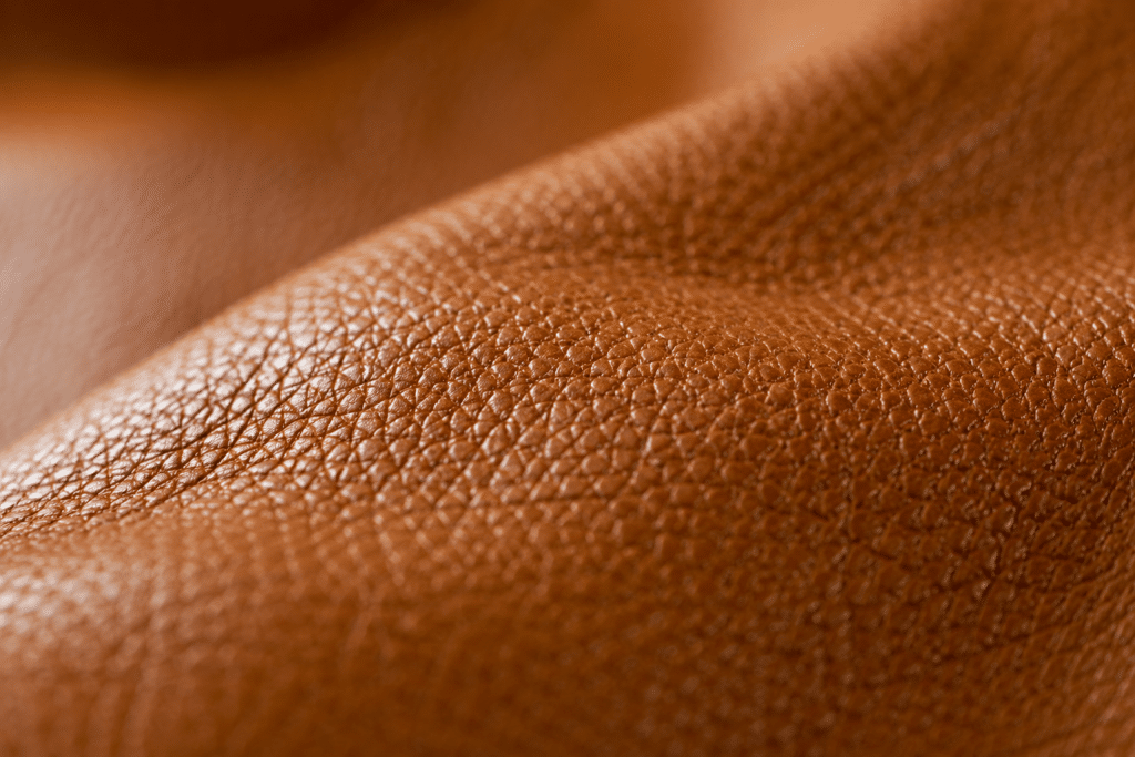 Texture macro d'un cuir pleine fleur, grain naturel visible